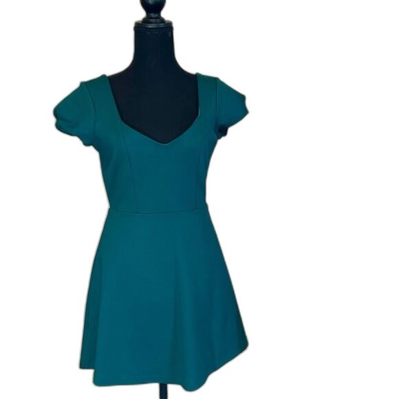 URBAN OUTFITTERS Simple Green dress V-Neck flare bottom Sz 4 - Picture 1 of 3